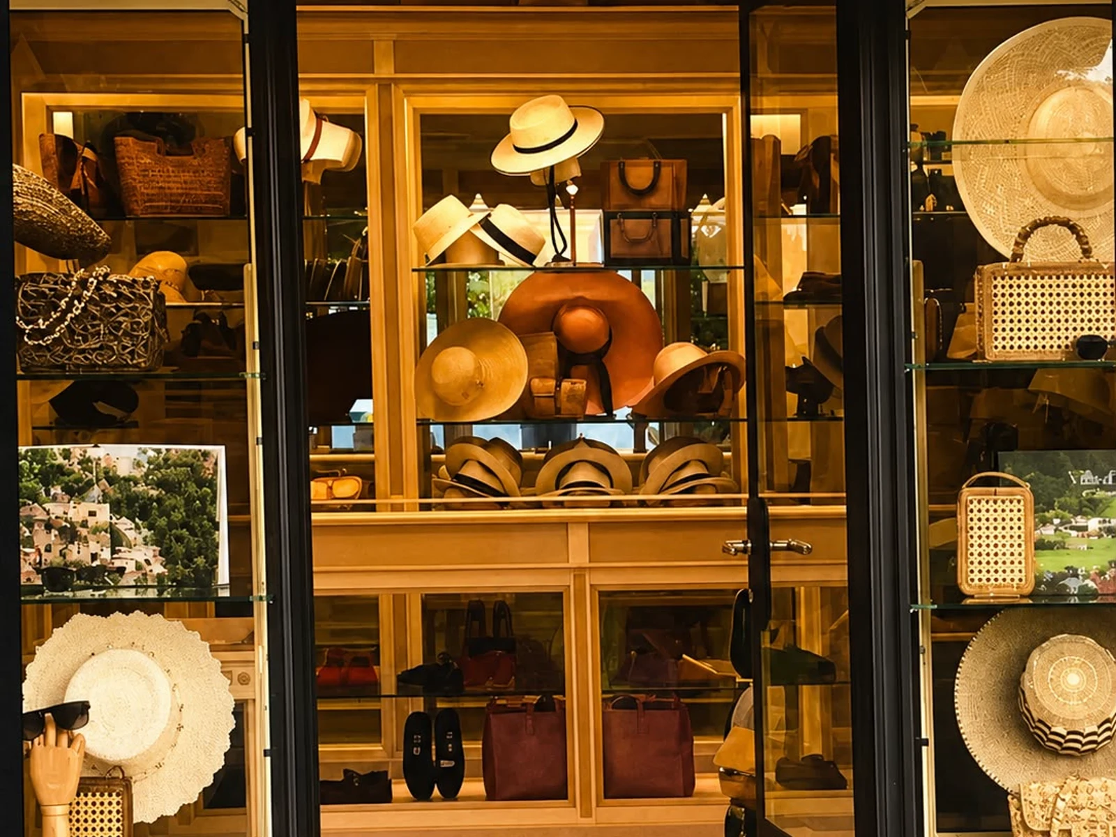 PanamaHatters window at Villa d'Este, Lake Como
