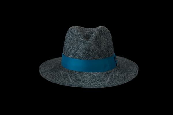 Cappello in feltro grigio con nastro blu